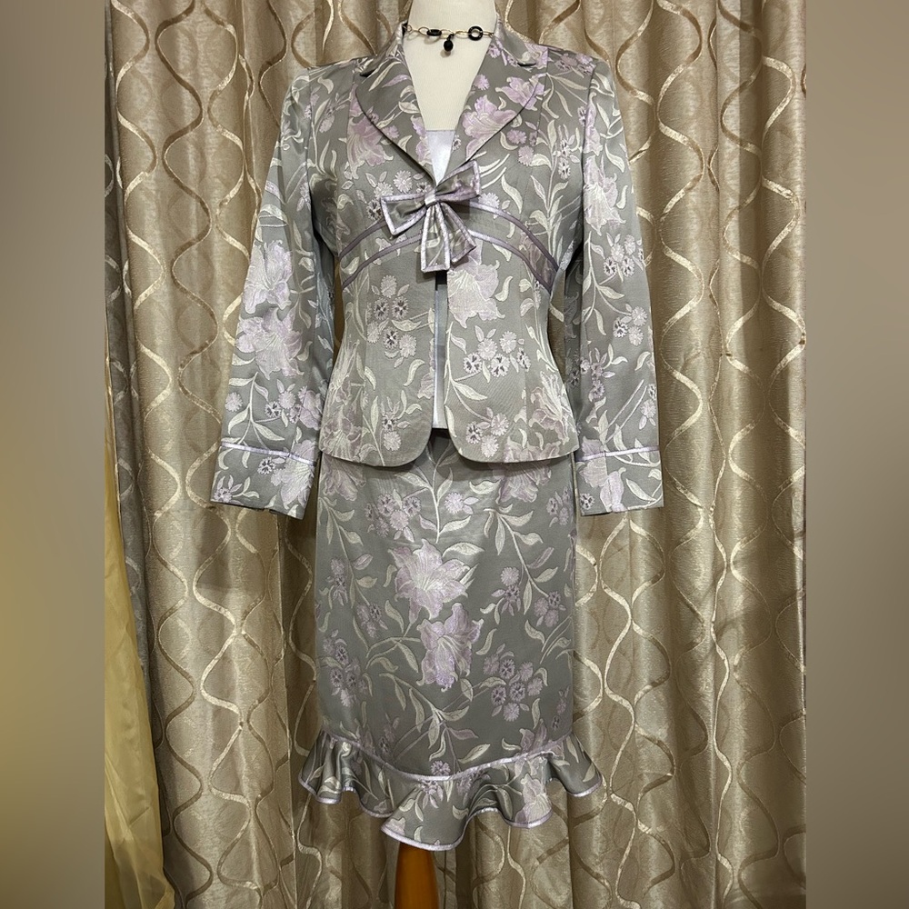 Nipon Boutique
Elegant multicolor Floral Gray Skirt Set